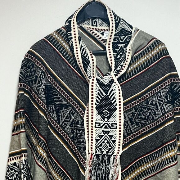 New Otavalito Ecuador Hand Knit Indigenous Poncho One Size - Picture 3 of 5